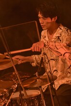 平井辰典（Dr）（Photo by Yusuke Satou）