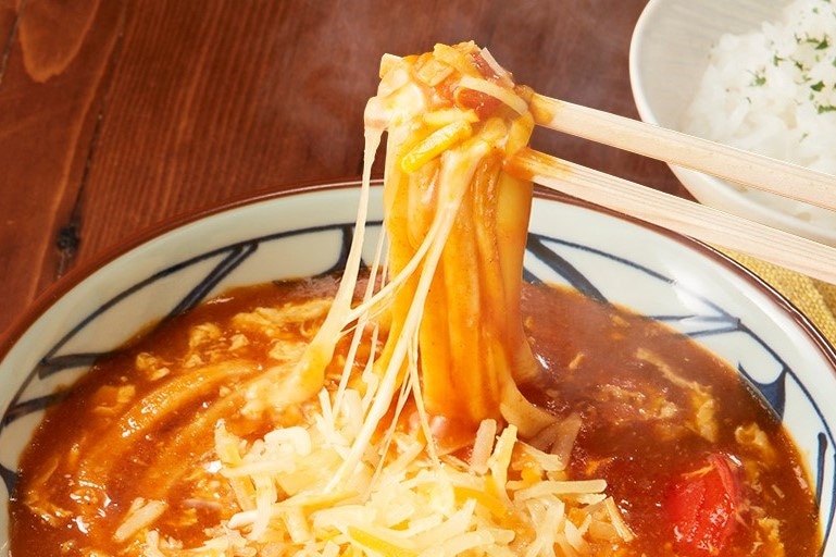 「とろける4種のチーズトマたまカレーうどん」