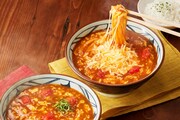 「トマたまカレーうどん」と「とろける4種のチーズトマたまカレーうどん」。