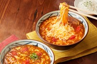 「トマたまカレーうどん」と「とろける4種のチーズトマたまカレーうどん」。