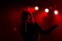 「ReoNa Acoustic Concert Tour 2022 "Naked"」の様子。（Photo by Viola Kam［V'z Twinkle］）