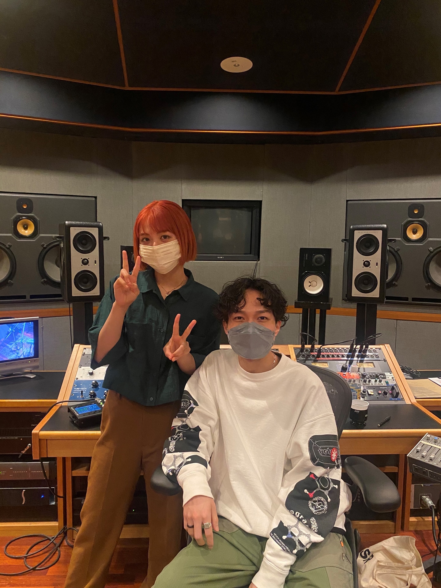左から足立佳奈、Shin Sakiura。