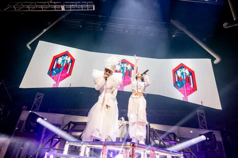 「第六感」を歌うMIKEY（東京ゲゲゲイ）とReol。（Photo by Viola Kam［V'z Twinkle］）