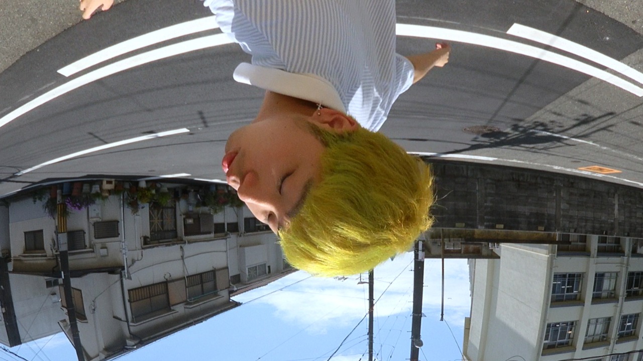 Lil Soft Tennis「Tennis in the house」ミュージックビデオより。