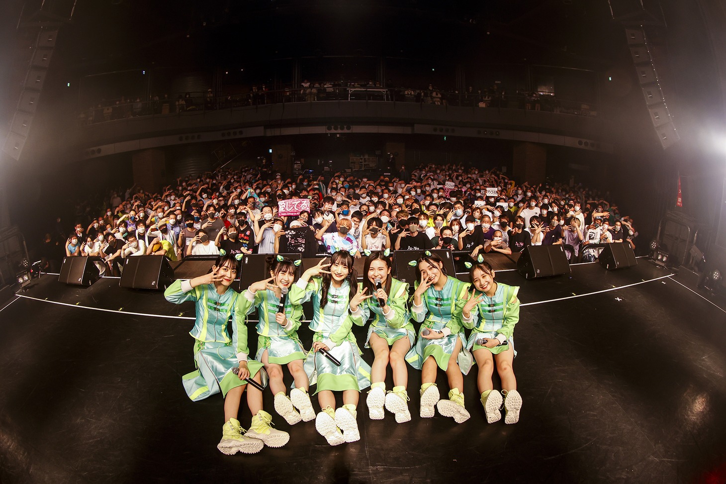 「Devil ANTHEM. SPRING TOUR 2022」Spotify O-EAST公演で観客と記念撮影するDevil ANTHEM.。（撮影：笹森健一）