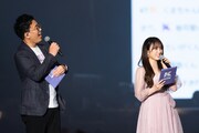 MCの古家正亨と矢吹奈子。 (c) CJ ENM Co., Ltd, All Rights Reserved