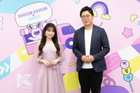 MCの矢吹奈子と古家正亨。 (c) CJ ENM Co., Ltd, All Rights Reserved