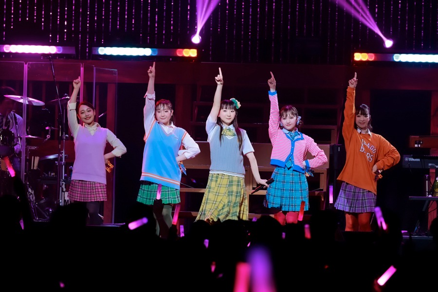 「堀江由衣 LIVE TOUR 2022 文学少女倶楽部II ～放課後リピート～」最終公演の様子。（撮影：草刈雅之）