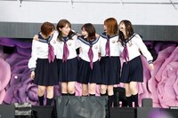 生駒里奈（中央）を囲む1期生メンバー。