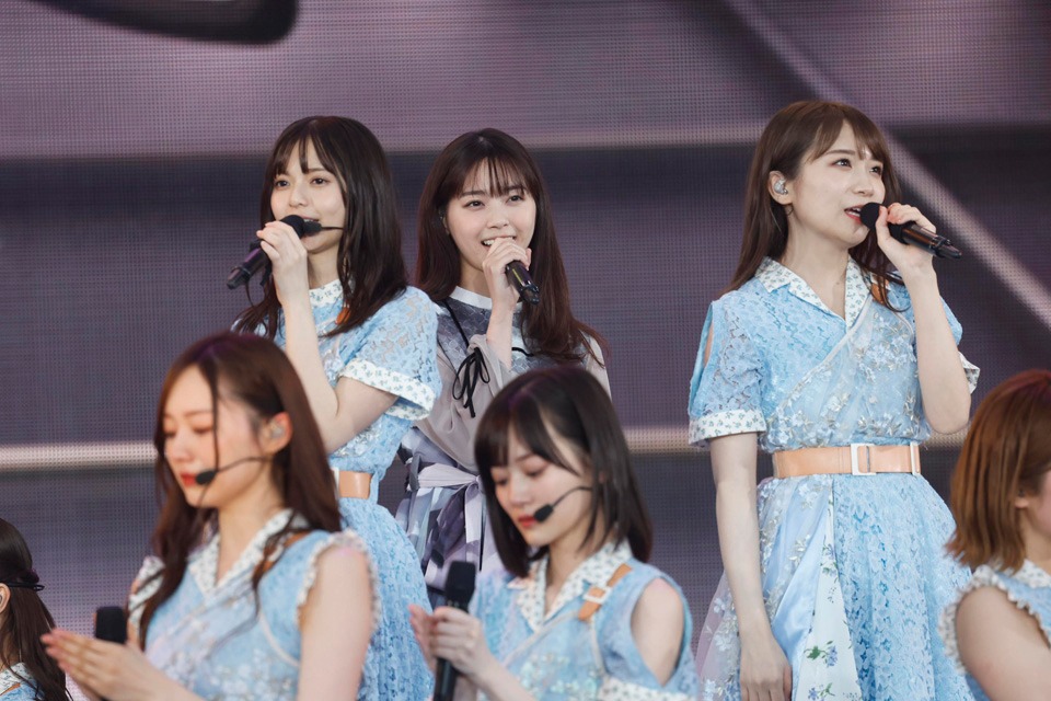 西野七瀬（中央奥）