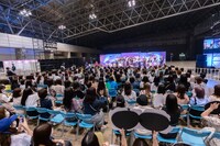 コンベンションエリアでトークを行うJO1。 (c) CJ ENM Co., Ltd, All Rights Reserved