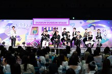 コンベンションエリアでトークを行うJO1。 (c) CJ ENM Co., Ltd, All Rights Reserved