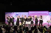 コンベンションエリアでトークを行う円神。 (c) CJ ENM Co., Ltd, All Rights Reserved