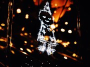 米津玄師が描いたイラストが表示されている3Dサイネージ。