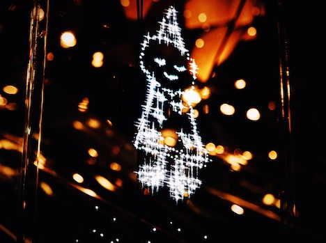 米津玄師が描いたイラストが表示されている3Dサイネージ。