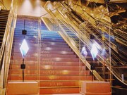 東急プラザ表参道原宿のエントランスにて展開されている米津玄師「10thゲート」。