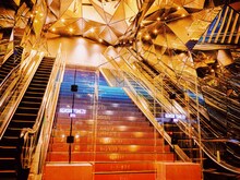 東急プラザ表参道原宿のエントランスにて展開されている米津玄師「10thゲート」。