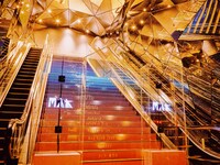 東急プラザ表参道原宿のエントランスにて展開されている米津玄師「10thゲート」。