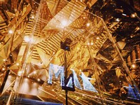 東急プラザ表参道原宿のエントランスにて展開されている米津玄師「10thゲート」。