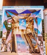 東急プラザ表参道原宿のエントランスにて展開されている米津玄師「10thゲート」。