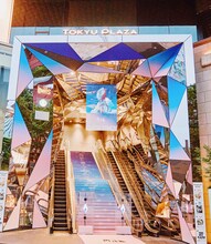 東急プラザ表参道原宿のエントランスにて展開されている米津玄師「10thゲート」。