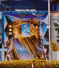 東急プラザ表参道原宿のエントランスにて展開されている米津玄師「10thゲート」。