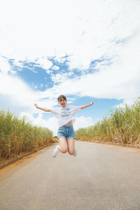 乃木坂46賀喜遥香1st写真集「まっさら」紀伊國屋書店版裏表紙カット。（撮影：菊地泰久）