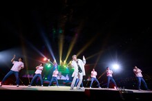 江口拓也のパフォーマンスの様子。（撮影：草刈雅之）