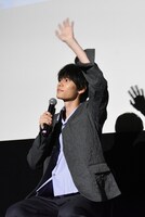 手を振る萩原利久。