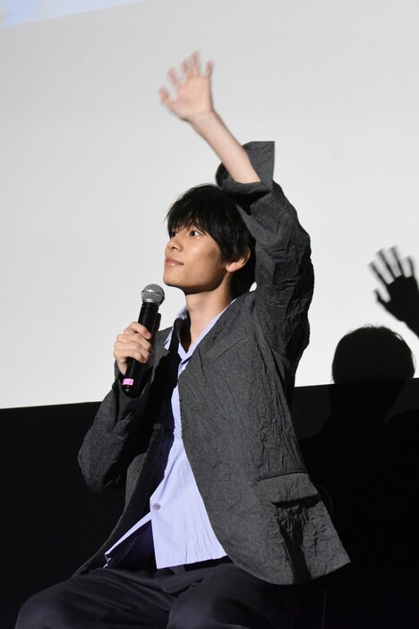 手を振る萩原利久。