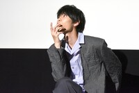 「始業式の日、遅刻して教室に入ってくる清居」を表現する萩原利久。