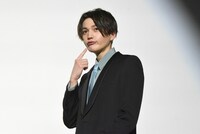 「どぶ川に流れるアヒル隊長」を表現する八木勇征（FANTASTICS from EXILE TRIBE）。