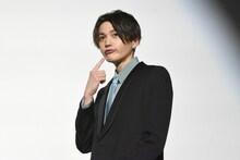 「どぶ川に流れるアヒル隊長」を表現する八木勇征（FANTASTICS from EXILE TRIBE）。