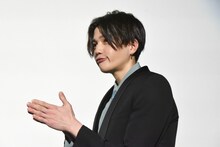 「どぶ川に流れるアヒル隊長」を表現する八木勇征（FANTASTICS from EXILE TRIBE）。