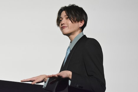 「どぶ川に流れるアヒル隊長」を表現する八木勇征（FANTASTICS from EXILE TRIBE）。