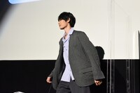 ジェスチャーゲームの出題者となった萩原利久。