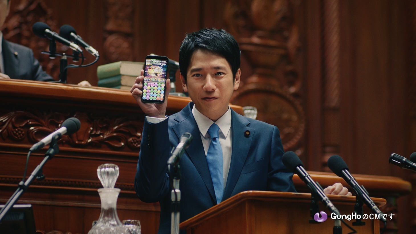 「パズル&ドラゴンズ」の新テレビCM「国会でパズドラ / 演説」編より。