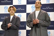 左から白濱亜嵐、関口メンディー。