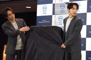PREMIUM WATER FUTUREのウォーターサーバーをお披露目するEXILE TETSUYA（左）、EXILE NAOTO（右）。NAOTOは白濱亜嵐と関口メンディーに応援を求めている。