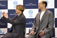 PREMIUM WATER FUTUREのウォーターサーバーをお披露目するEXILE TETSUYAとEXILE NAOTOにエールを送る白濱亜嵐（左）、関口メンディー（右）。