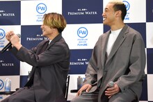 PREMIUM WATER FUTUREのウォーターサーバーをお披露目するEXILE TETSUYAとEXILE NAOTOにエールを送る白濱亜嵐（左）、関口メンディー（右）。