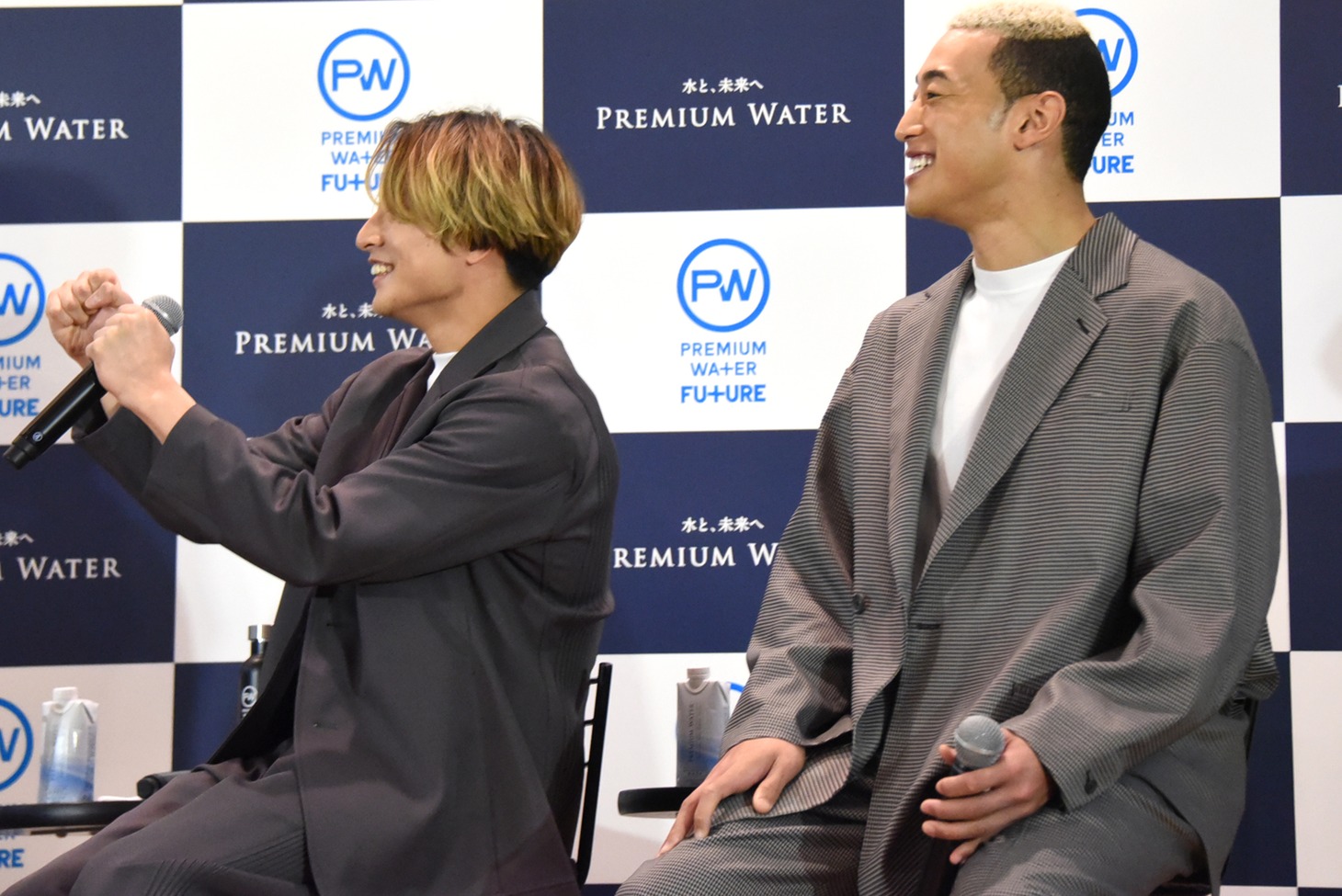 PREMIUM WATER FUTUREのウォーターサーバーをお披露目するEXILE TETSUYAとEXILE NAOTOにエールを送る白濱亜嵐（左）、関口メンディー（右）。