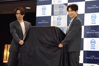 PREMIUM WATER FUTUREのウォーターサーバーをお披露目するEXILE TETSUYA（左）、EXILE NAOTO（右）。