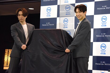 PREMIUM WATER FUTUREのウォーターサーバーをお披露目するEXILE TETSUYA（左）、EXILE NAOTO（右）。