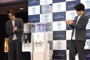 PREMIUM WATER FUTUREのウォーターサーバーをお披露目したEXILE TETSUYA（左）、EXILE NAOTO（右）。