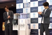 PREMIUM WATER FUTUREのウォーターサーバーをお披露目したEXILE TETSUYA（左）、EXILE NAOTO（右）。