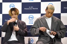 マイボトルで水を飲もうとする白濱亜嵐（左）、関口メンディー（右）。