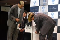 ウォーターサーバーから水をくむ関口メンディー（左）と白濱亜嵐（右）。