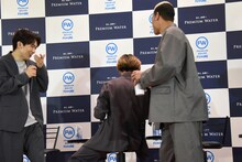 水を勢いよく飲んでこぼす白濱亜嵐（中央）とそれを見守るEXILE NAOTO（左）、関口メンディー（右）。