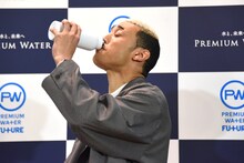 試飲する関口メンディー。